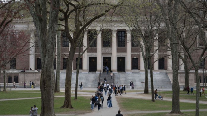 Război total între Trump şi Harvard: Universitatea nu mai are voie să primească studenţi internaţionali, iar cei actuali sunt obligaţi să se transfere. „O acţiune ilegală şi nejustificată”