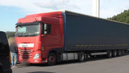 Un șofer român de TIR a chemat poliția pentru un jaf de 170.000 de euro din camion, într-o benzinărie din Slovacia, dar a fost arestat