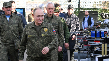 Putin a îmbrăcat haina militară