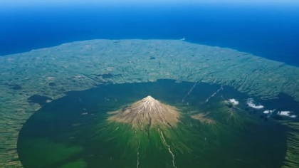 Vulcanul care ascunde o legendă și o simetrie imposibilă. Fotografii sunt impresionați de acest fenomen rar