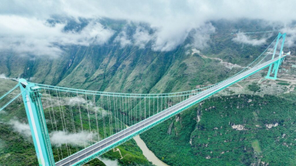 China a inaugurat „cel mai înalt pod din lume”. Turiștii deja sar cu elastic de la 625 de metri înălțime