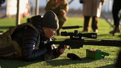 O femeie este cea mai bună lunetistă dintre guvernatorii lui Vladimir Putin: „Trebuie să fim gata să luăm arma în mâini ca să apărăm patria”