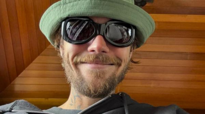 Justin Bieber face furori cu lansarea surpriză a unui nou album