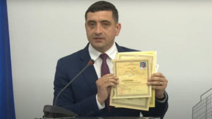 Simion și Dan se bat în diplome. Candidatul AUR și-a prezentat diplomele, după ce contracandidatul său a combătut un fake-news