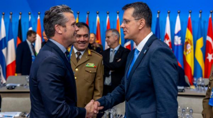 Ministrul apărării, Ionuț Moșteanu, a discutat cu Pete Hegseth la Haga și l-a invitat în România pe șeful Pentagonului