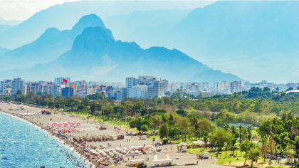 Turiștii fug din Turcia din cauza prețurilor din ce în ce mai piperate. Spre ce țări se reorientează pentru vacanțe