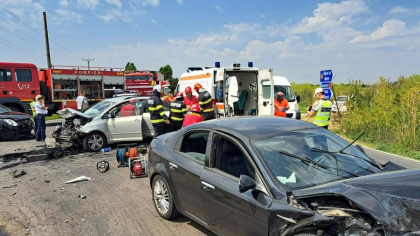 Accident grav pe Centura Ploieștiului: trei mașini implicate, iar două persoane sunt încarcerate. Intervine elicopterul SMURD