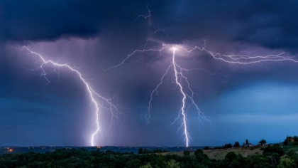 Avertizare meteo imediată de cod roșu de furtuni și vijelii. Lista localităților afectate