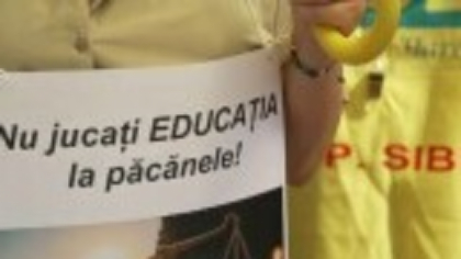 Profesorii au protestat în fața Parlamentului față de măsurile fiscale. Avertizează că anul școlar ar putea începe cu greve