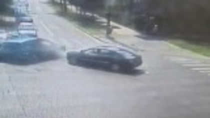 Un șofer a trecut pe roșu și a provocat un accident cu alte două mașini, în Timișoara