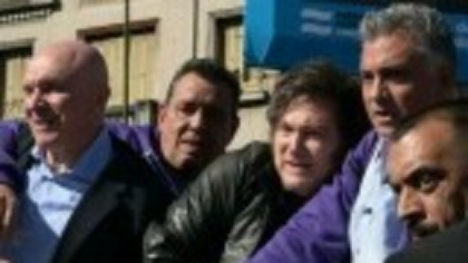 Președintele Argentinei, atacat cu pietre și sticle în Buenos Aires. Javier Milei, cu greu evacuat din mulțime | VIDEO