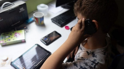 Aproape jumătate dintre tinerii de până în 21 de ani spun că ar prefera să trăiască într-o lume fără internet