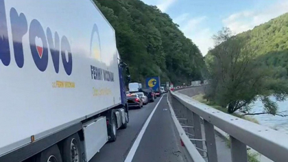 Trafic restricționat pe DN7, în zona Lazaret. Lucrările de pe carosabil afectează circulația pe Valea Oltului