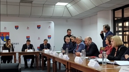 Diana Buzoianu, amenințată la Baia Mare de un bărbat revoltat: „Nu ieșiți de aici!”. A intervenit rapid jandarmeria. Ce s-a întâmplat cu ministrul Mediului (VIDEO)