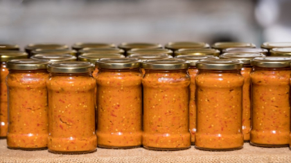 Rețeta unică de zacuscă cu 2 ingrediente surpriză. Puține gospodine o mai fac