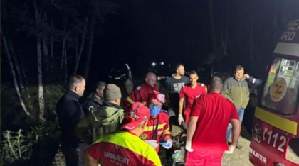 Un bărbat a fost atacat de urs pe munte, în Argeș, și este în stare gravă. Salvatorii au intervenit riscând să fie atacați și ei