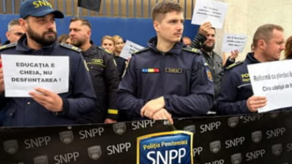 Angajații din penitenciarul Craiova au ieșit în stradă. Se tem că vor fi concediați