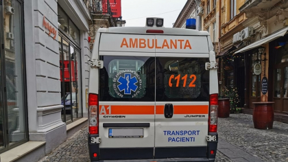 Nouă persoane rănite, după ce un autoturism a intrat într-o terasă, la Piatra-Olt
