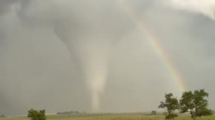 VIDEO. Momentul spectaculos în care o tornadă se intersectează cu un curcubeu
