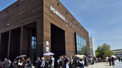 Incredibil!! Japonezii, la coadă ca să-i asculte pe români