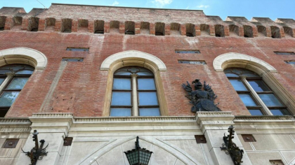 Cavalerul medieval de pe fațada Castelului Huniade, distrus de un muncitor neatent