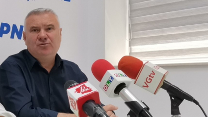 Săgeți între PNL și PSD: „Au început să sune fiicele de la ANCOM, amantele de la ANRE. Panica e reală. Nu pentru țară, ci pentru ai lor”