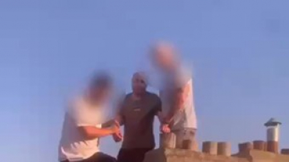 Momentul în care un bărbat condamnat pentru viol și dat în urmărire e prins pe acoperișul unei clădiri din București