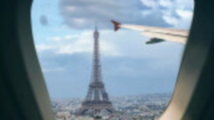 Un oficial japonez a fost arestat la coborârea din avion la Paris din cauza a ce se uitase pe laptop în timpul zborului