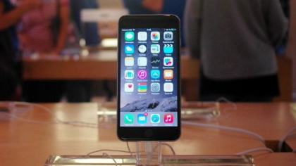 Dacă ai un IPhone încă din 2014, Apple îți datorează bani. Cum poți să îi obții