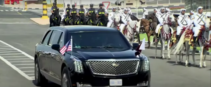 Donald Trump primit de zeci de călăreți pe cămile și de Cybertrucks, în Qatar: „N-am mai văzut” I VIDEO