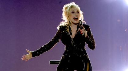 Sora lui Dolly Parton le cere fanilor să se roage pentru cântăreața country