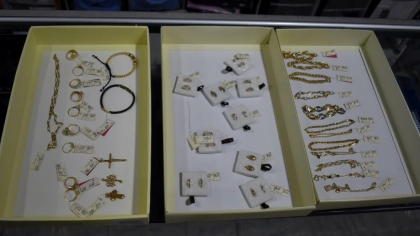 Trei angajație de la o casă de amanet, ridicate de polițiști: au înlocuit bijuterii de aur cu gablonţuri