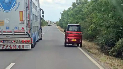 „Buburuza” care a stârnit indignare pe o șosea din Banat: „Cum să circuli cu așa ceva pe un drum național?”. Ce spune legea despre astfel de situații