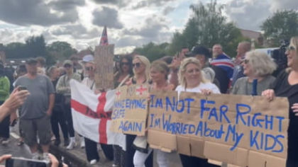 Noi proteste împotriva imigranților, în Marea Britanie, după ce un solicitant de azil ar fi încercat să sărute o fată. "Expulzați infractorii străini" VIDEO