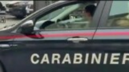 Un român e căutat în Italia după ce a evadat din arestul la domiciliu, a furat mai multe mașini și a rănit grav două persoane
