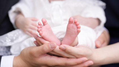 Mamele aflate în concediu de creștere copil trebuie să plătească 2.430 lei, dacă vor să aibă asigurare de sănătate: „Oribil”