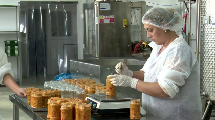 Zacusca, delicatesa din cămările românilor. Povestea aperitivului și rețetele care l-au făcut faimos ca preparat românesc