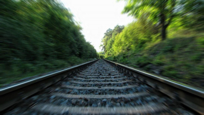 Accident tragic pe calea ferată, în județul Bacău. O adolescentă a fost lovită mortal de un tren