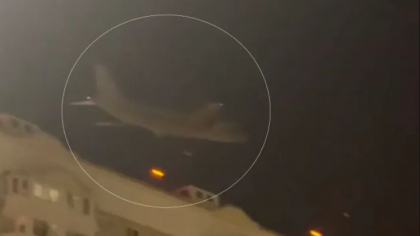 Unul dintre cele mai mari avioane de marfă din lume s-a apropiat la câțiva metri de un bloc de apartamente pentru a evita un roi de drone