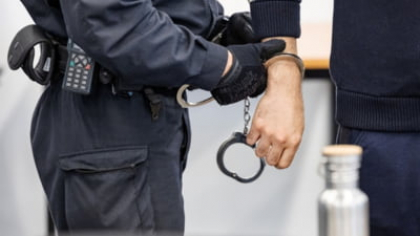 Tânără de 18 ani, bătută cu biciul de fostul iubit. Agresorul a fost arestat preventiv