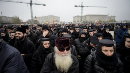 Bolojan pune la plata CASS călugării, șomerii, bolnavii și părinții aflați în concediu de creșterea copilului, printre alții. Până acum, doar 30% dintre românii asigurați plăteau CASS