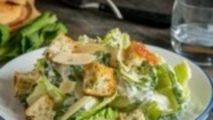 Salata Caesar – rețeta clasică. Secretele pentru gustul perfect obținut acasă