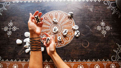 Horoscop rune pentru iarna 2025-2026. Val de abundență și succes pentru 4 zodii, sunt protejate de forțele Universului