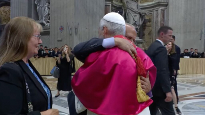 Papa a fost îmbrățișat de fratele său – protocol încălcat la Vatican