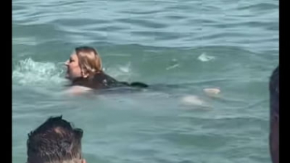 Spectacol pe litoral: Diana Șoșoacă, baie și dans pe litoral de 1 mai VIDEO
