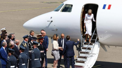 Un nou videoclip viral cu Macron și soția sa. Brigitte l-a lăsat cu mâna întinsă, la coborârea din avionul care i-a adus la Northolt