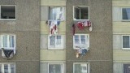 Condiții inumane într-un bloc din Germania. Familiile, inclusiv români, trăiesc printre gunoaie, gândaci și șobolani