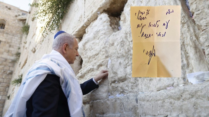 Netanyahu, surprins lăsând un bilet la Zidul Plângerii înainte de atacul asupra Iranului. Conține un verset din Biblie