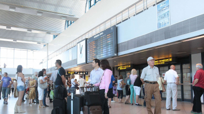 Haos pe marile aeroporturi europene după un atac cibernetic: zboruri anulate, întârzieri și check-in manual
