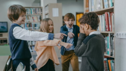 Decizia judecătorilor într-un caz de bullying școlar. Agresorii vor trebui să plătească victimei 8.000 de lei